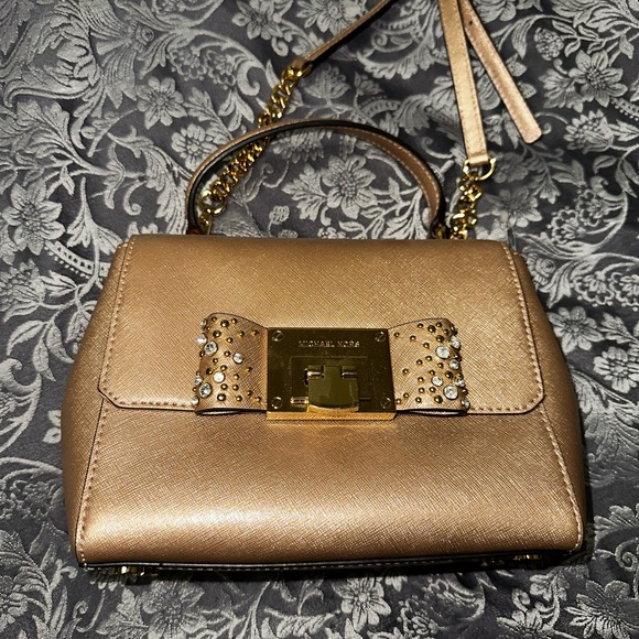 Michael kors cross body mini bag. Nude color with decorative bow. - Picture 2 of 5